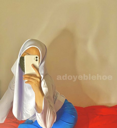 adoyeblehoe model naked image