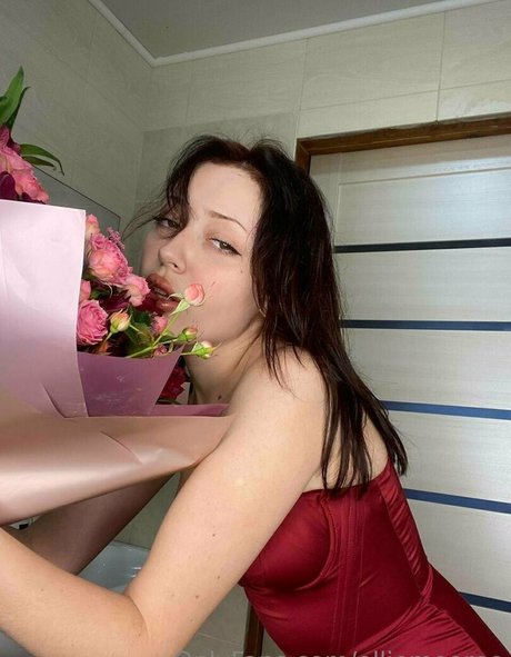 elliemooree erotic actress pictures