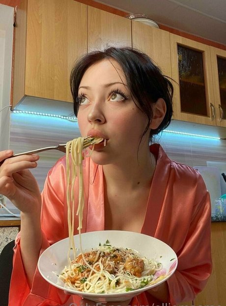 elliemooree pretty model images