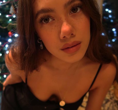 Saoirse Alicia Behzadi model nude image