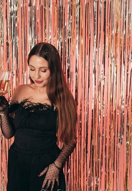 leeloo lee pretty model image