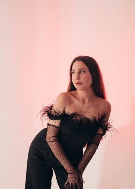 leeloo lee exclusive actress photo