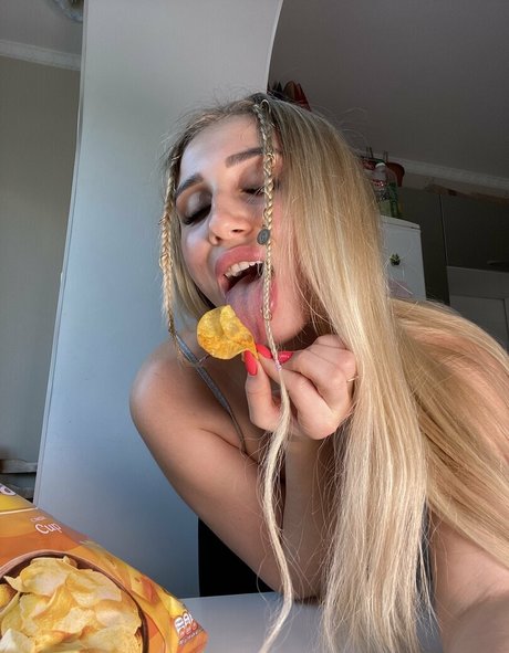 molly bell high quality model image