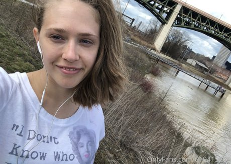 kagneylinn exclusive model image