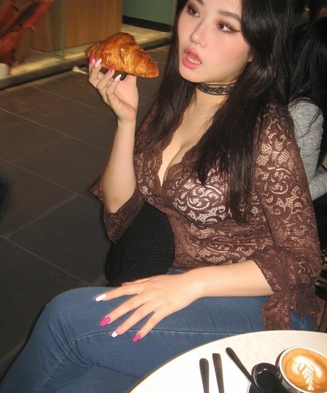 Vicki Mranrr exclusive actress image