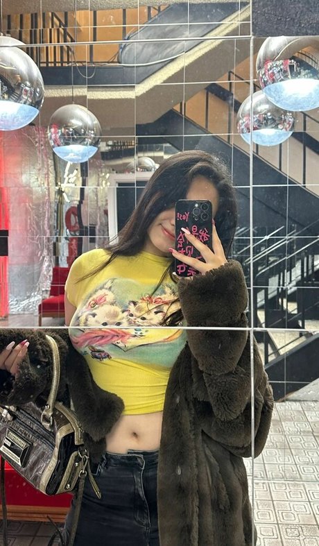 Vicki Mranrr hot actress gallery