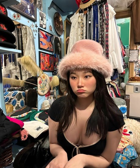 Vicki Mranrr model nude archive