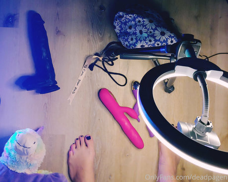 deadpagen free actress photos