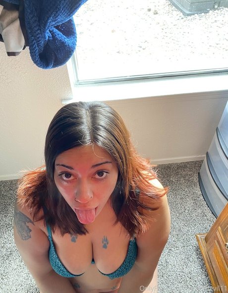 naynayswrld model erotic photo