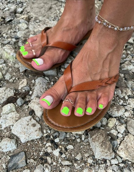 latinagoldensoles model sexy photos