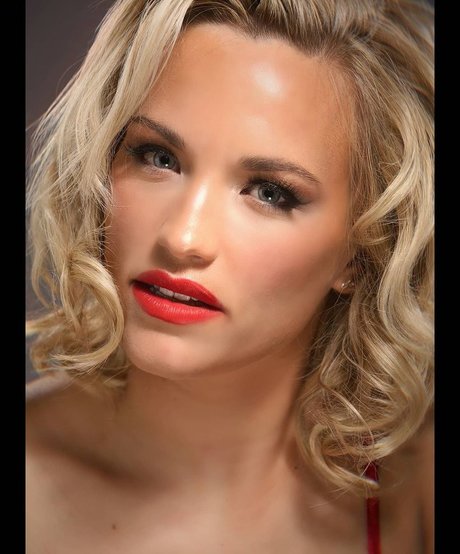 Phillipa Sharples hot star images