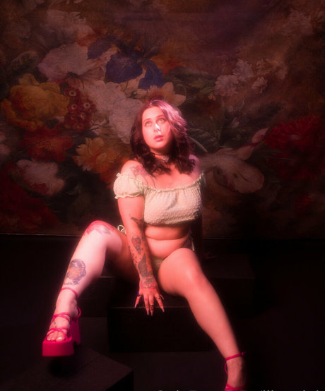 liizardqk naked actress pic