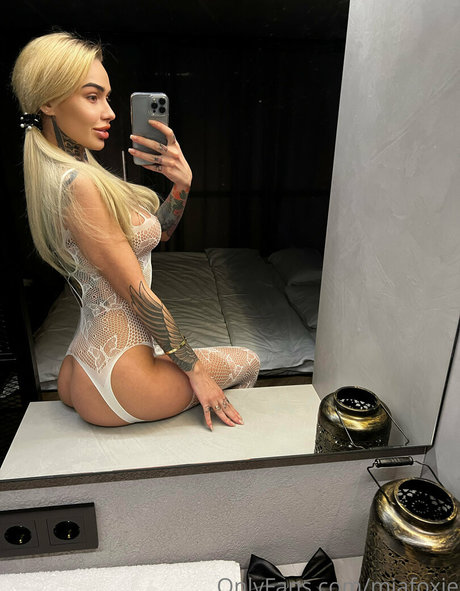 miafoxie adult model photos