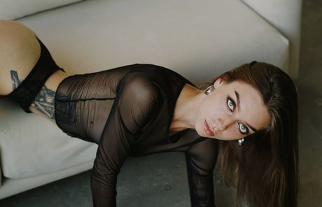 Mia Tibson model sex picture