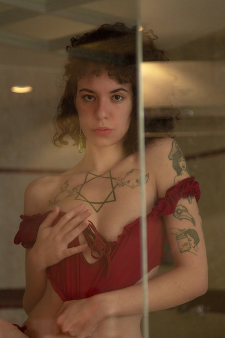 Ive Brussell model top gallery