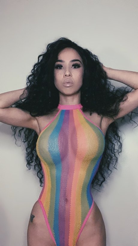 Mila Jade star hot pics