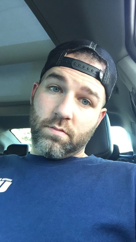 Mikeyb326 porn model image