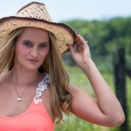 Model Elizabeth Kolton star exclusive pics