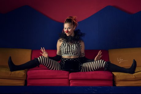 Amy Unbuttons art model gallery