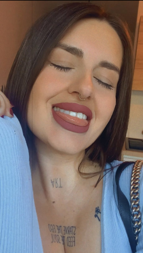 Carids Art star hot photo