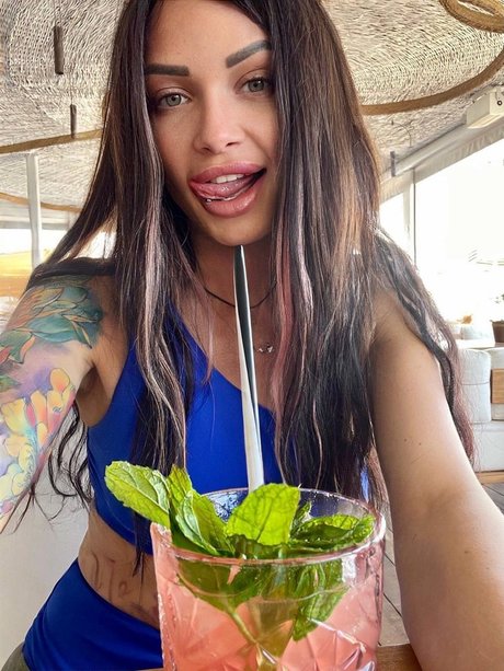 Carolina Cakes pornstar erotic pics