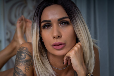 Celia Shine pretty model image