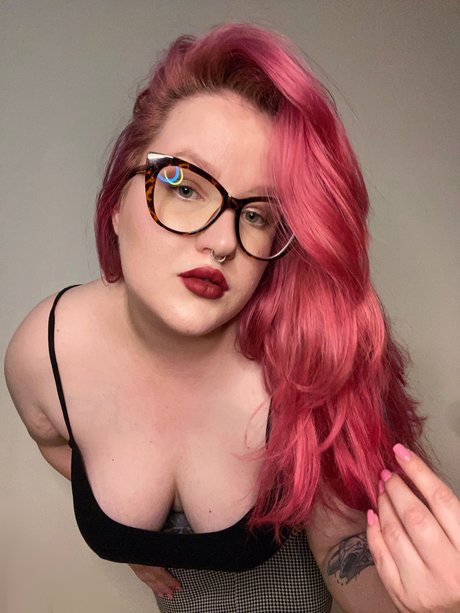 Miss Cinder sexy model pic