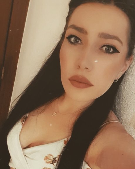 M Ele_ star nude photo