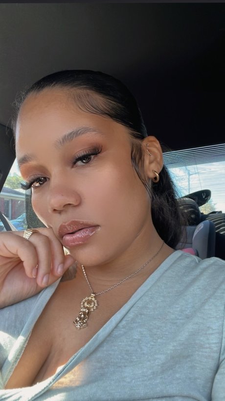 BigKara_ model sexy pictures