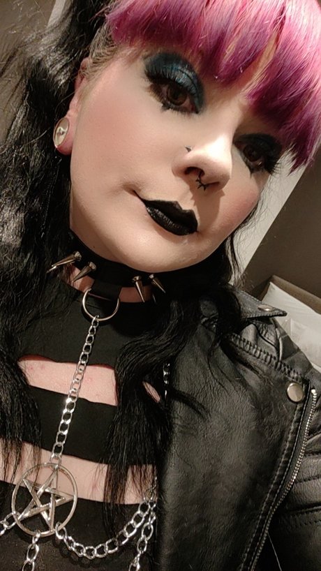 Batty Babe model perfect pic