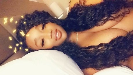 Jazzy Khole model sexy image