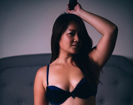 Dee It Yi nude model archive