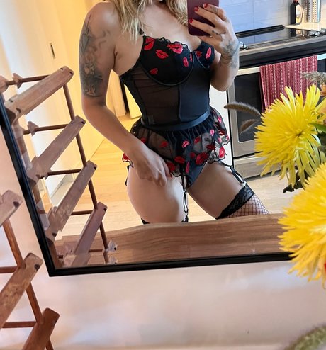 Savannah Sol art model gallery