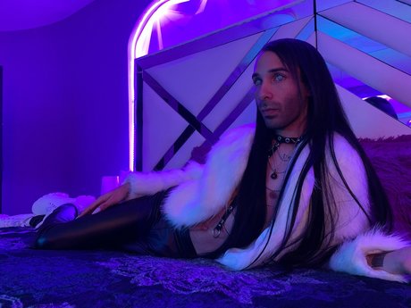 Memphis Brooks naked model pic