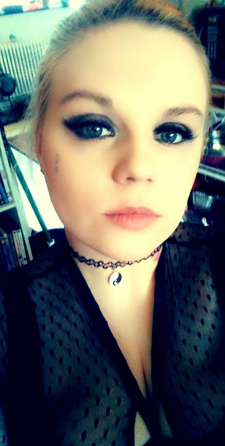 MistressofTheDark pornstar pretty pic