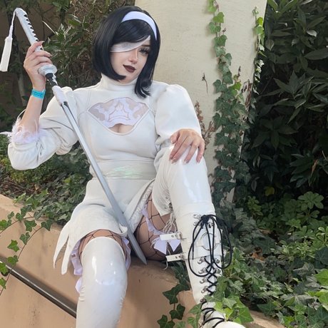 Maise nude model pics