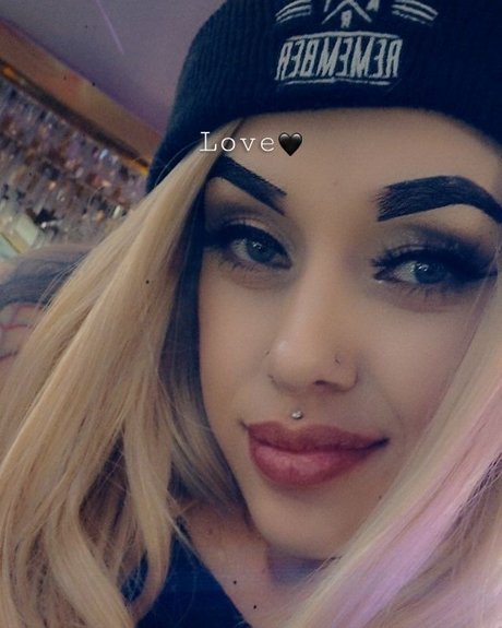 MoonBabe420 model pic