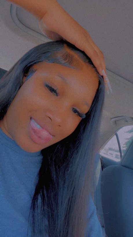 iihearttt c pornstar nude picture