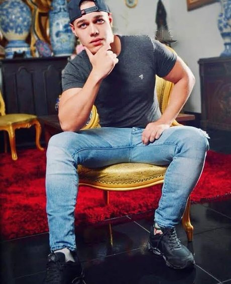 GUTO DOM nice model picture