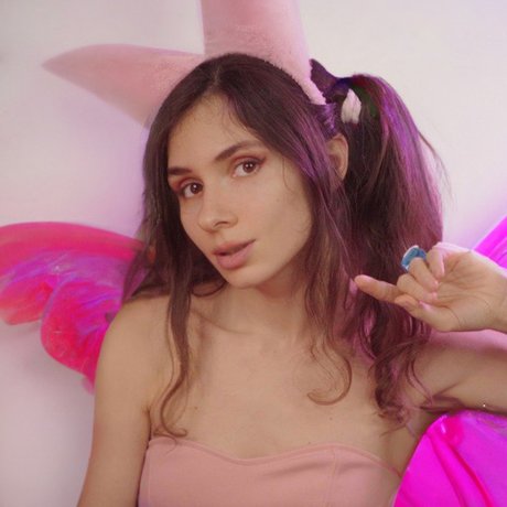 Holy Polli model pretty pic