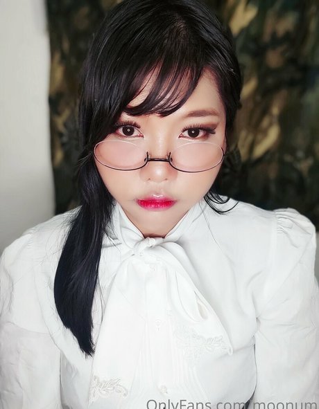 moonum model top photo