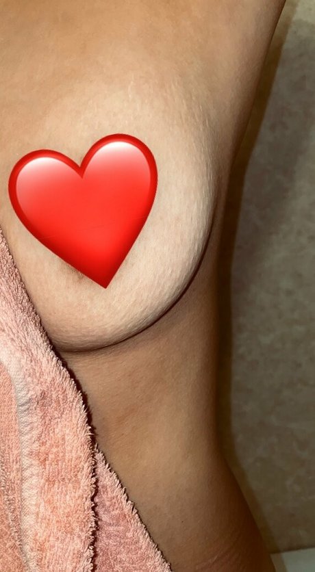 julieknutsen02 model xxx photo