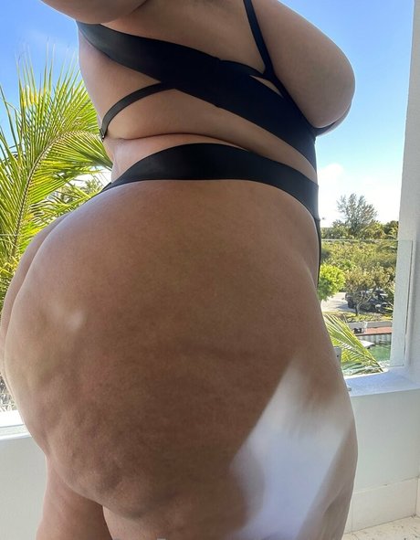 Babyhollywood erotic model img