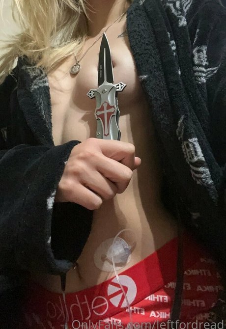 leftfordread model nude photo
