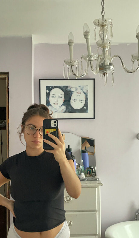 ella enchanted2 naked actress img