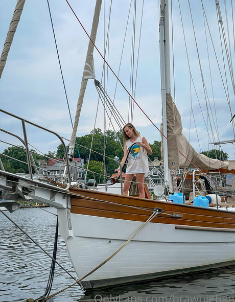 Brawniebee nude model images