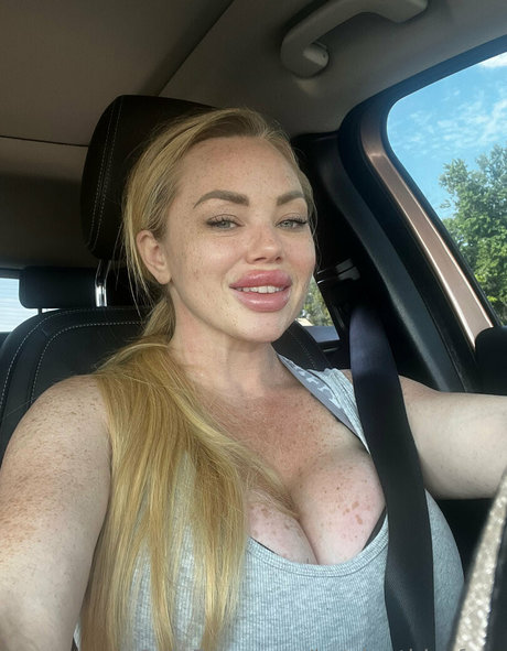 katrinathiccfree erotic model img