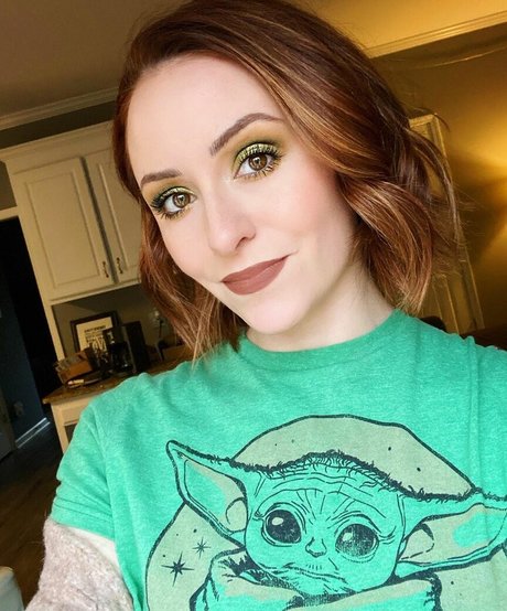 Mollie Damon adult model img