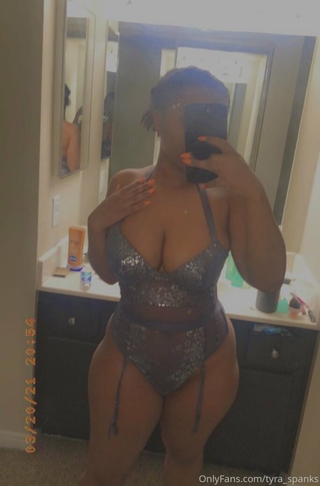 tyra spanks star sexy pic