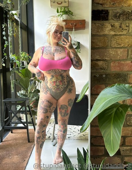 stupiderandhotter star img